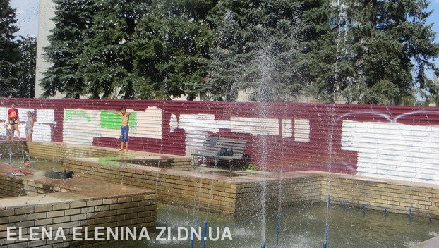 В Покровске заработал городской фонтан