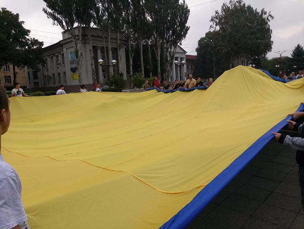 Покровск: на центральной площади развернули огромный флаг Украины