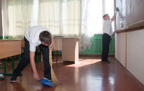В Мариупольской школе №67 скандал из-за отсутствия уборщиц классных комнат