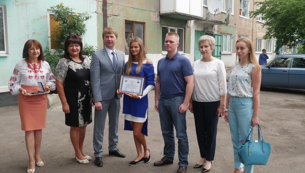 Глава области вручил ключи от квартиры сироте из Мирнограда