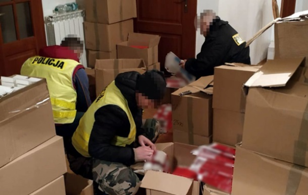 В Польше задержали восемь украинцев за подпольное изготовление сигарет 