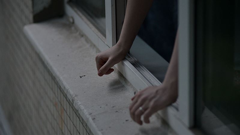 В Мариуполе 28-летняя женщина на спор выпрыгнула из окна