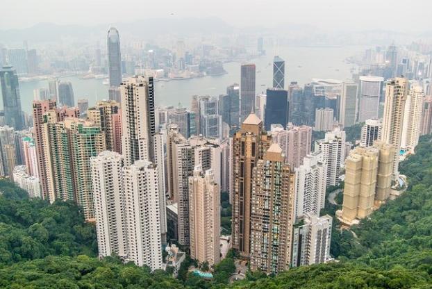 Почему в Гонконге новейшие небоскребы усеяны дырами
