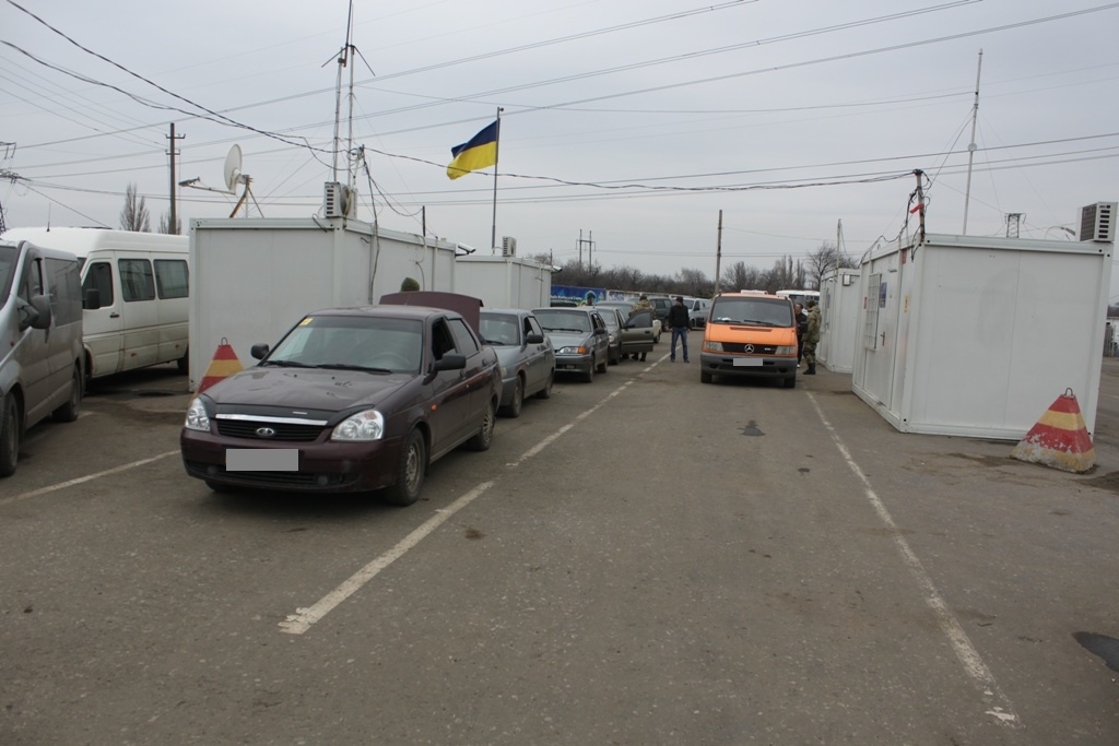 Очереди на блокпостах Донбасса 23 января