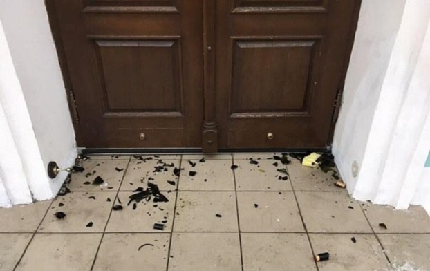 В Киеве неизвестные бросили в Андреевскую церковь коктейли Молотова