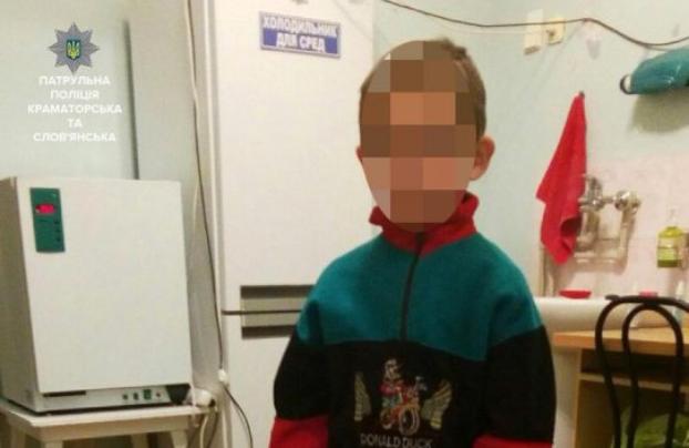 Малолетний ребенок бродил улицами ночного Краматорска после того, как мать выгнала его из дома