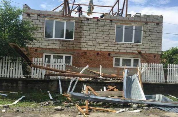 В Закарпатской области ураган сорвал крыши с домов