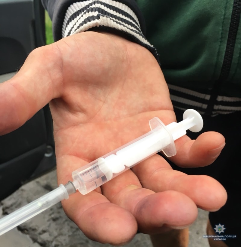 Медицинский шприц с наркотиком был обнаружен у прохожего в Покровске