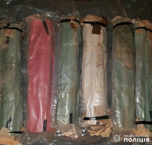 Новости Константиновки: полицейские совместно с сотрудниками СБУ изъяли схрон боеприпасов
