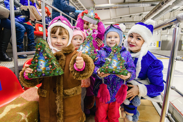 Как проходит День Николая в Донецкой области: праздник на льду и 60 000 подарков