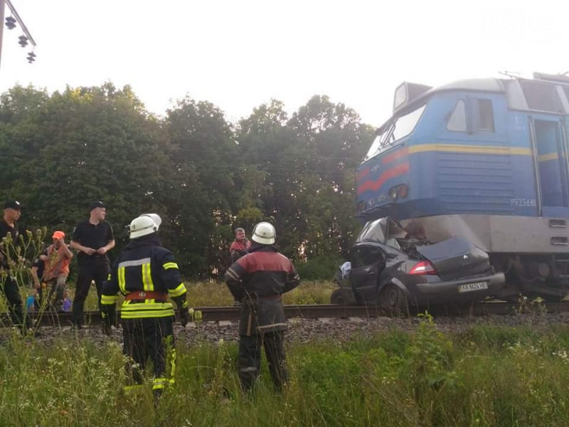 ДТП под Киевом: поезд столкнулся с автомобилем