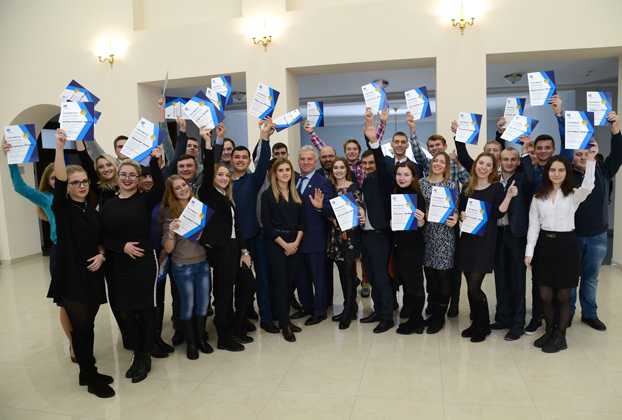 студенты с сертификатами от Фонда Бориса Колесникова