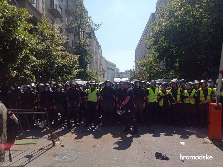 Под Офисом президента прошла акция протеста: есть пострадавшие (видео)