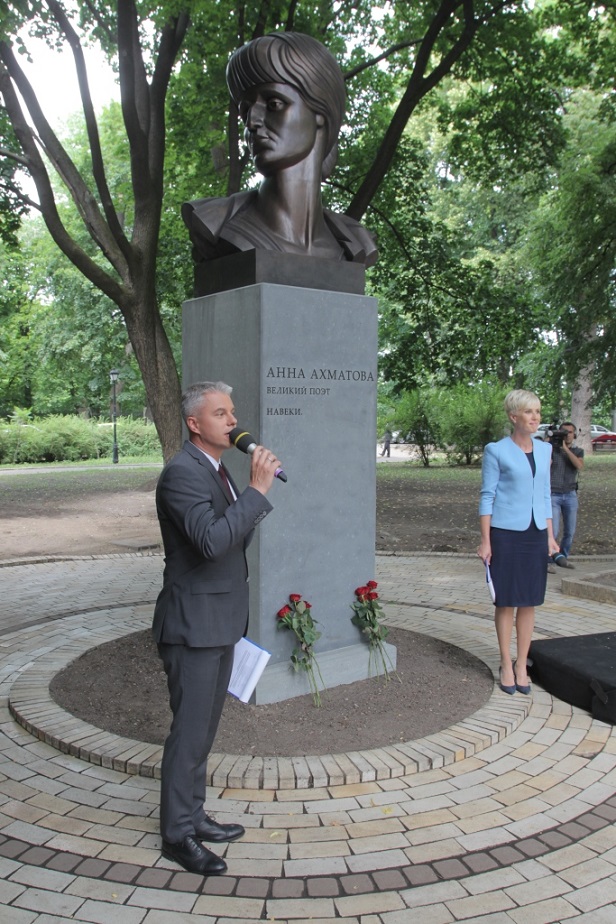 Памятник Анны Ахматовой в Киеве