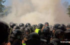 Акция протеста в Киеве: митингующие подрались с полицией, есть пострадавшие (видео)