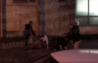 Подростки в Киеве избили мужчину и бросили в фонтан