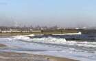 Шторм в Мариуполе: Азовское море замерзло, ветер обрывает провода
