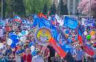 В Донецке проходит масштабное Первомайское шествие