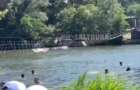 В Харькове отдыхающие раскачали канатный мост и рухнули вместе с ним в воду