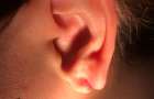 Жительнице Мариуполя повредили ухо прямо на улице