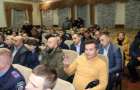 Черкасский волонтер на торжественном мероприятии разорвал грамоту от Порошенко