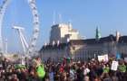 В Лондоне люди перекрыли мосты, требуя от правительства борьбы против изменения климата