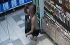 Раздетый житель Мариуполя забежал в супермаркет и выпил бутылку коньяка, не доходя до кассы