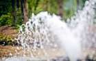 В Мариуполе из-под земли забил многометровый фонтан воды