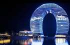 В Китае построили шикарный отель в виде огромного пончика