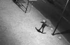 В сети появилось видео, как хулиган разбивает остановку в Мариуполе 