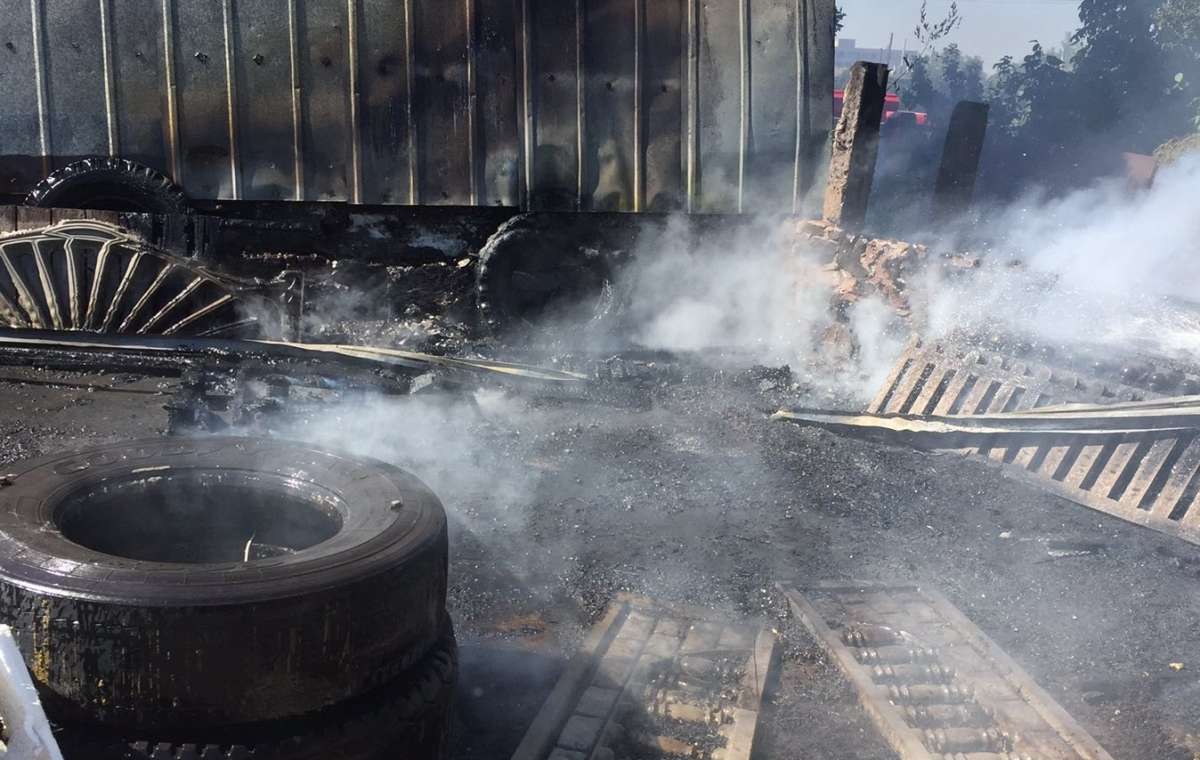 Горели шины и пенопласт: В Мариуполе возле складов тушили пожар