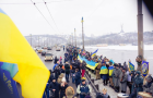 День соборности Украины: в Киеве на мосту Патона создали живую цепь