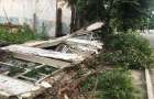 В Святогорске на пешеходный тротуар рухнула стена детского лагеря 