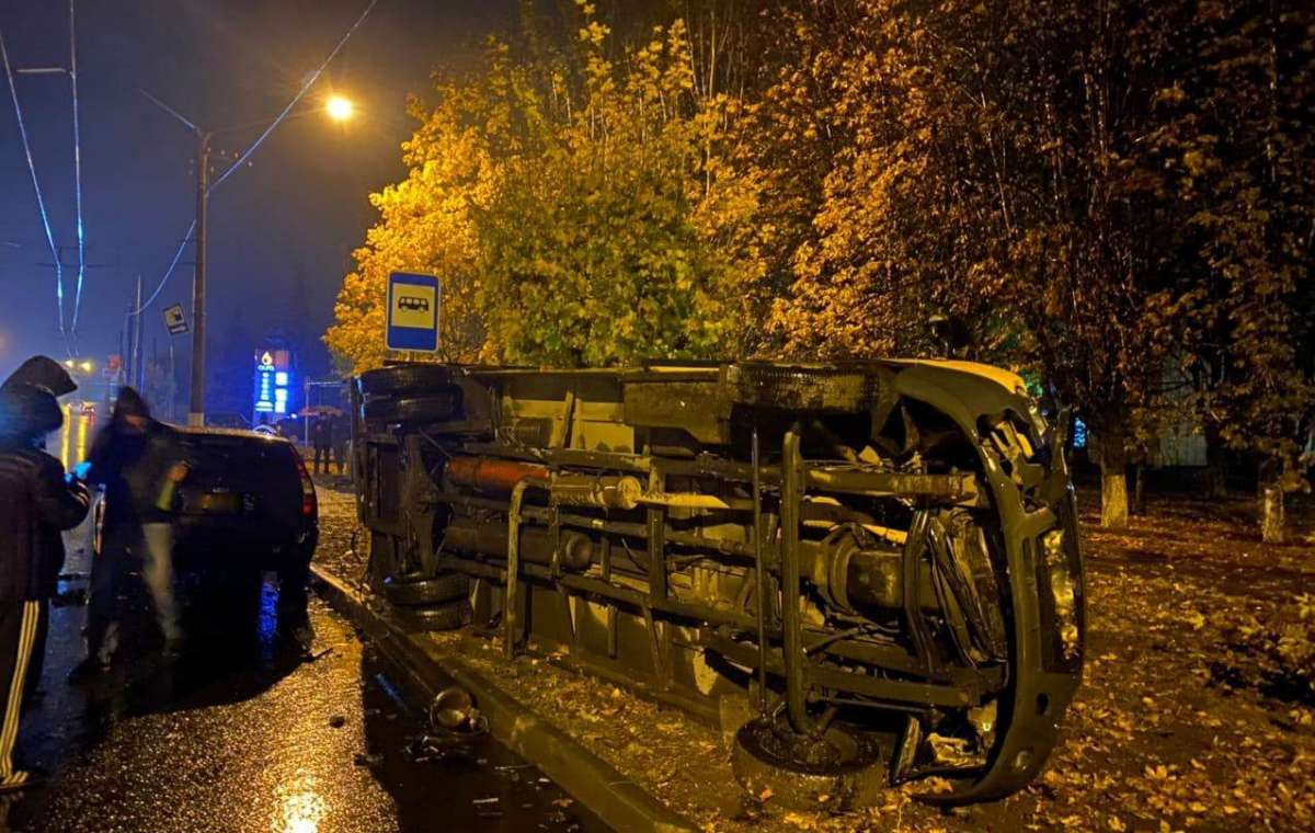 Легковушка на еврономерах в Краматорске врезалась в маршрутку с пассажирами