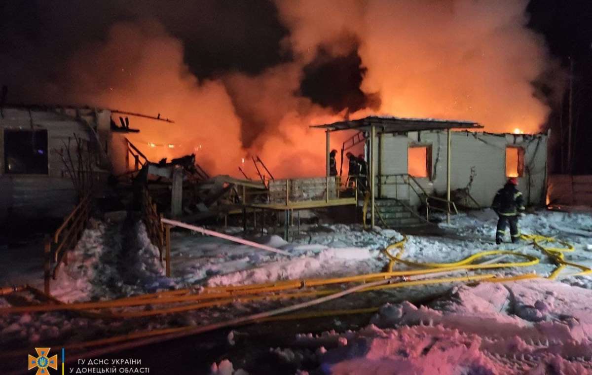 В Святогорске сегодня ночью горел пансионат — фото