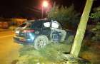 ДТП в Мариуполе: девушка-водитель на Infiniti влетела в столб