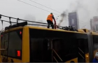 В Киеве водитель тушил снегом загоревшийся троллейбус