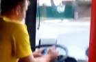 В Мариуполе водитель троллейбуса играл в игры на телефоне во время перевозки пассажиров