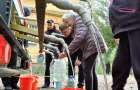Жителям Константиновки спасатели ежедневно развозят до 25 тонн воды