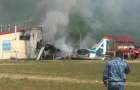 При аварийной посадке в России пассажирский самолет въехал в здание и загорелся 