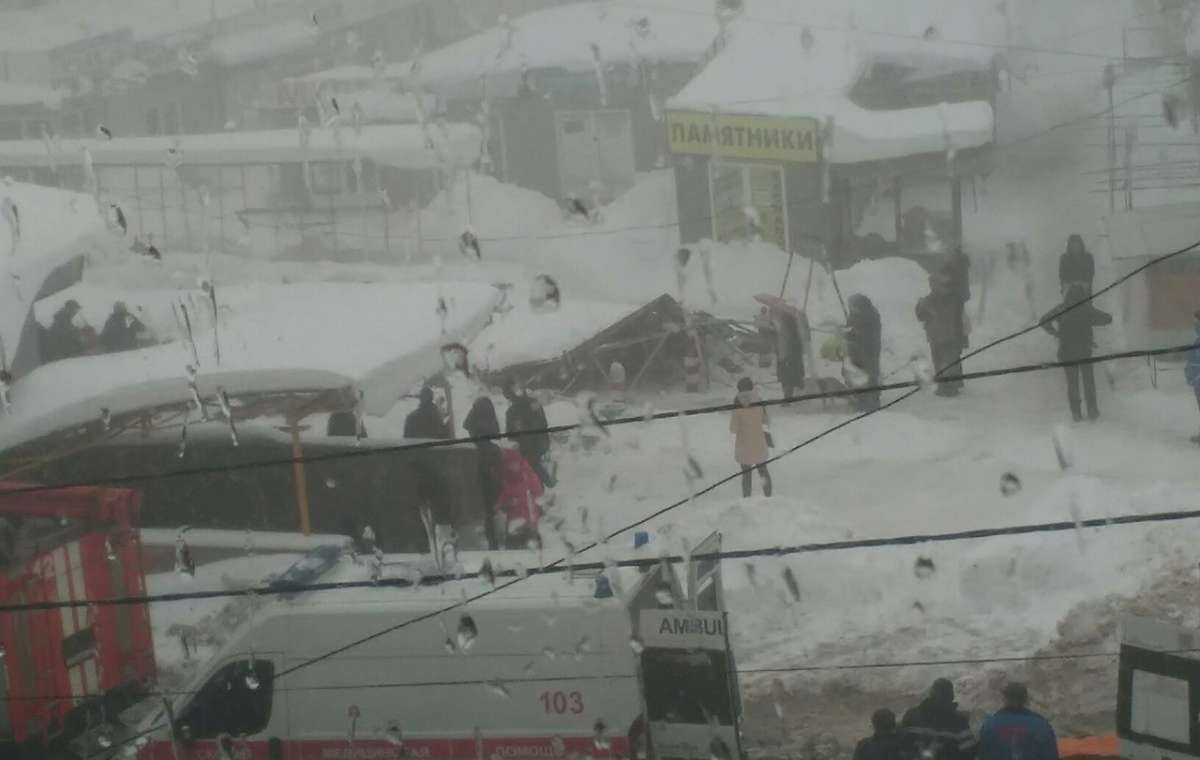 В неподконтрольной Макеевке из-за снега рухнул торговый ряд, есть пострадавшие