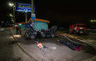 В Киеве авто влетело в электроопору, один человек погиб