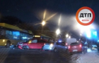 В Киеве столкновение двух авто и троллейбуса закончилось дракой