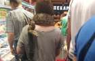 Unusual pet: Resident of Mariupol goes shopping with a python around her neck (photo)