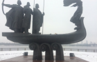В столице вандалы повредили и обокрали памятник основателям Киева