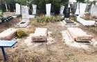 В поселке под Мариуполем вандалы разорили пять могил