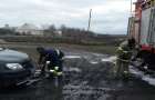На Донбассе легковой автомобиль застрял на грязной дороге