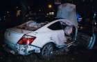 ДТП в Киеве: Honda с тремя пассажирами вылетела на обочину, перевернулась и загорелась