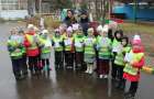 Учеников начальной школы обяжут носить светоотражающие жилеты 