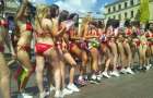 Конкурс красоты: улицами Львова прошли девушки в купальниках